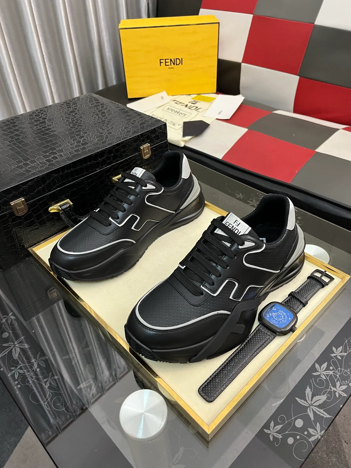 Men's men's shoes 💰560⌚️⌚️FENDI.•FENDI unique modern style sneakers. Counter purchasing🏃casual shoes😍😍 Original breathable fly-knit mesh imported from Italy (refuses to discolor and abrade feet) soles: Original soles specially provided by the original factory, super cool😍 French lazy style design ⚠️ Original quality, super comfortable and wear-resistant original soles. Code number: 38-442️⃣Colors available